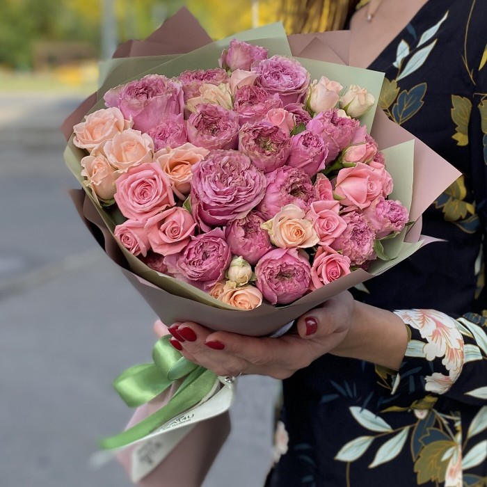 Букет кустовых и пионовидных роз Вайлд Моментс