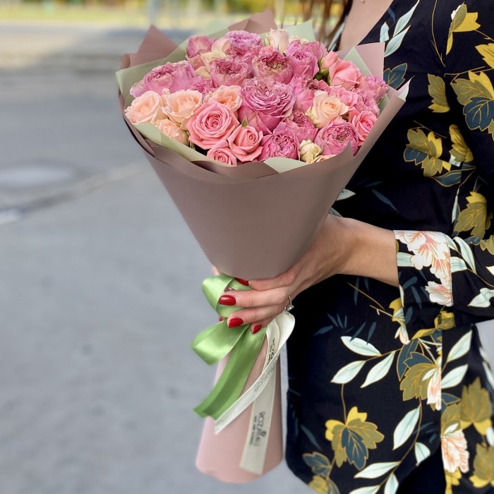 Букет кустовых и пионовидных роз Вайлд Моментс