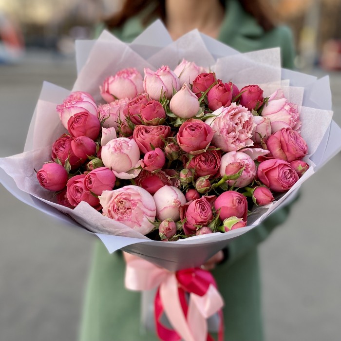 Букет розовых пионовидных роз
