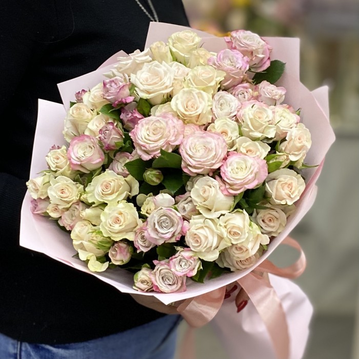 Дуэт кустовых роз Энджел Бомбастик и Роял Порцелина