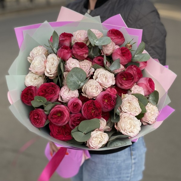 Дуэт из 11 кустовых роз Роял Трендсеттер и Энджел Бомбастик