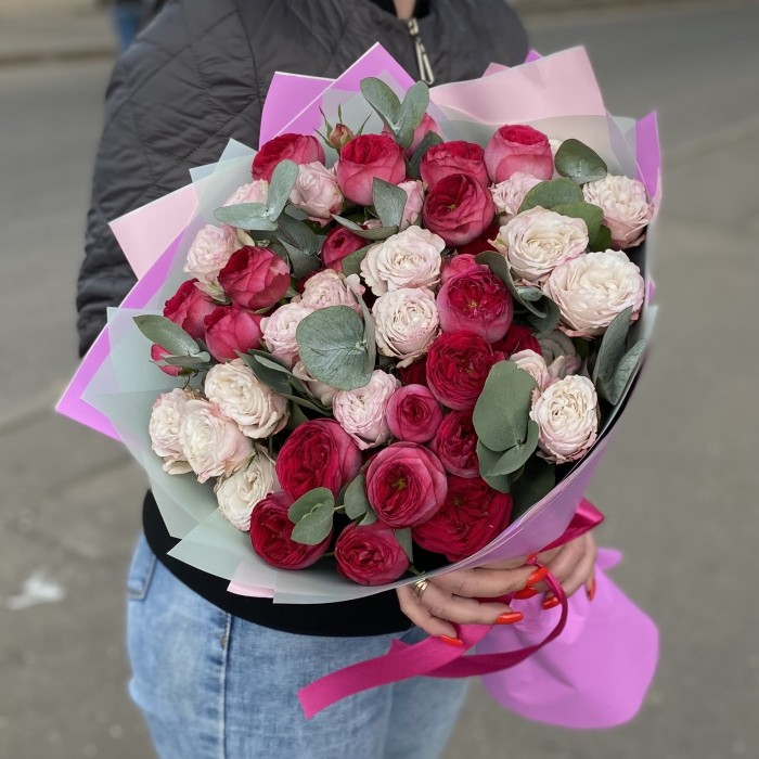 Дуэт из 11 кустовых роз Роял Трендсеттер и Энджел Бомбастик