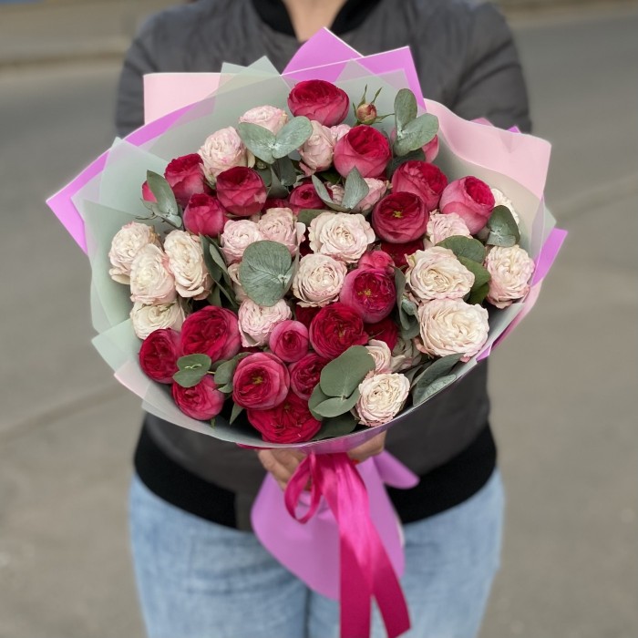 Дуэт из 11 кустовых роз Роял Трендсеттер и Энджел Бомбастик