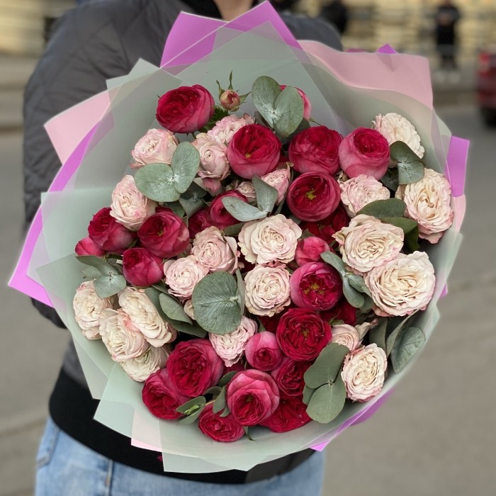 Дуэт из 11 кустовых роз Роял Трендсеттер и Энджел Бомбастик