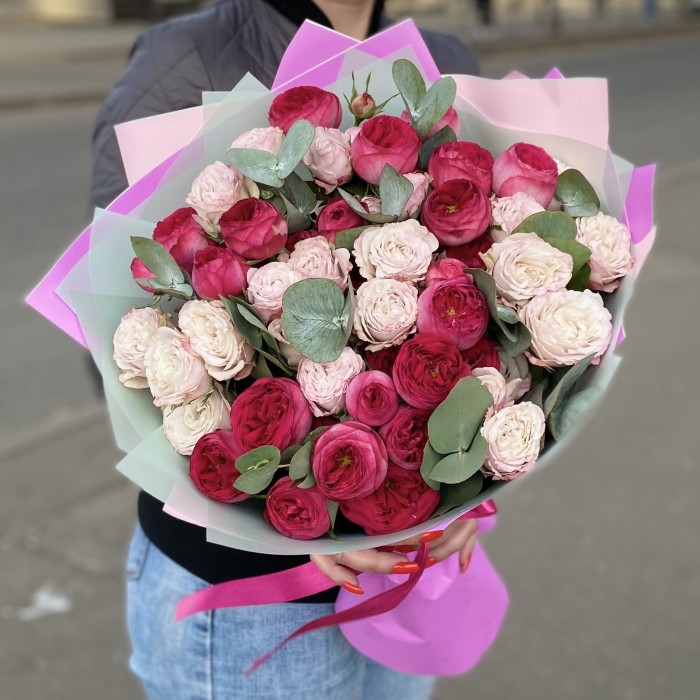 Дуэт из 11 кустовых роз Роял Трендсеттер и Энджел Бомбастик