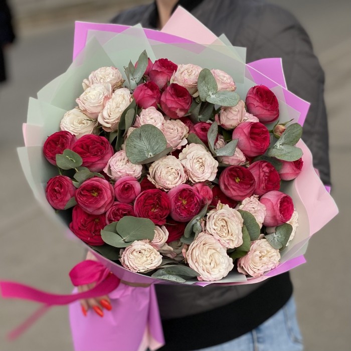 Дуэт из 11 кустовых роз Роял Трендсеттер и Энджел Бомбастик