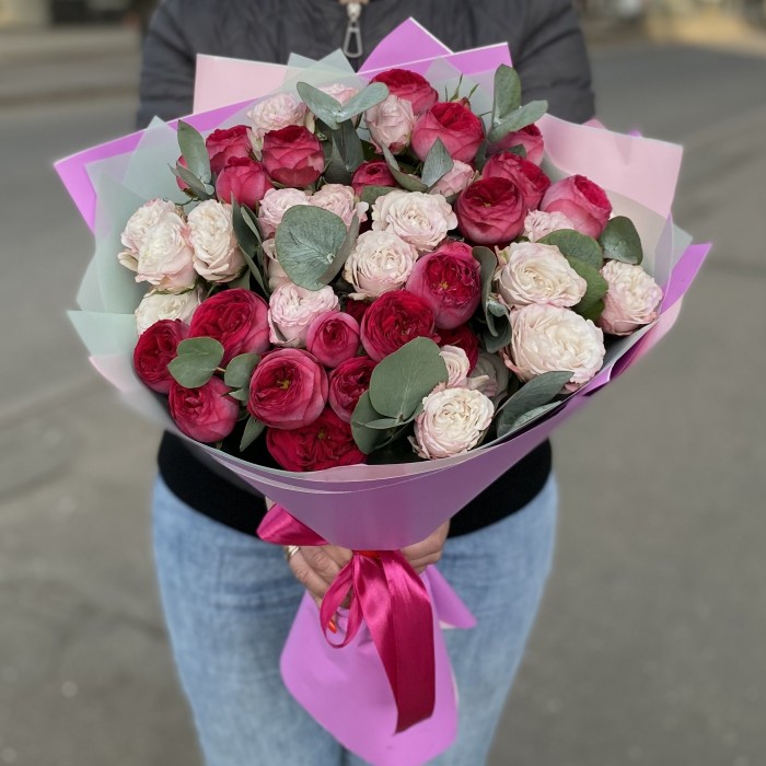 Дуэт из 11 кустовых роз Роял Трендсеттер и Энджел Бомбастик