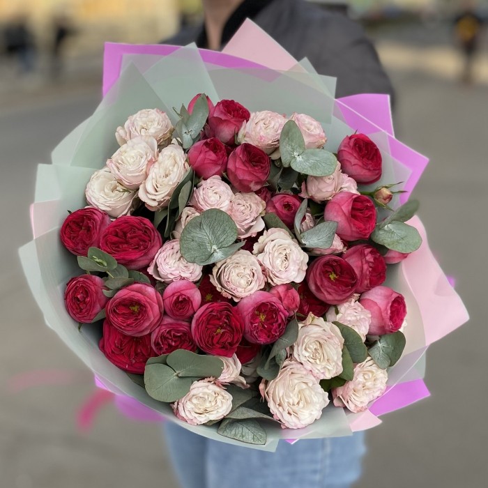 Дуэт из 11 кустовых роз Роял Трендсеттер и Энджел Бомбастик