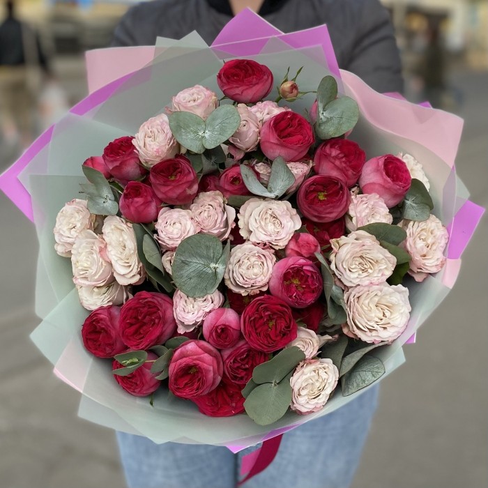 Дуэт из 11 кустовых роз Роял Трендсеттер и Энджел Бомбастик