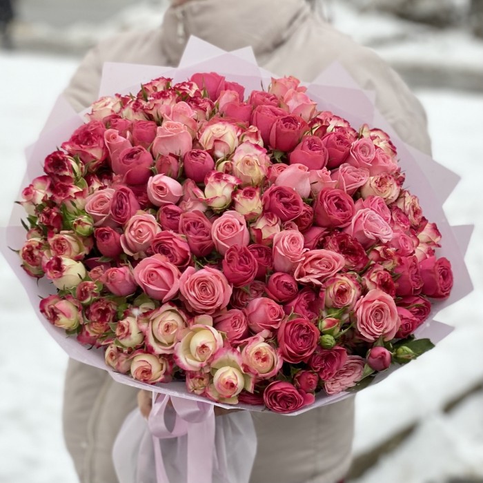 Нежно-розовый микс из кустовых пионовидных роз