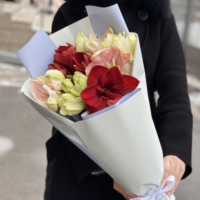Букет из семи амарилисов
