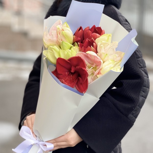 Букет из семи амарилисов