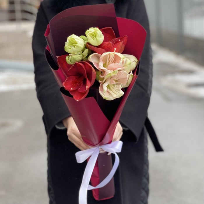 Букет из трёх амарилисов