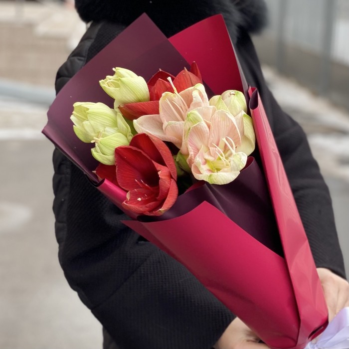 Букет из трёх амарилисов