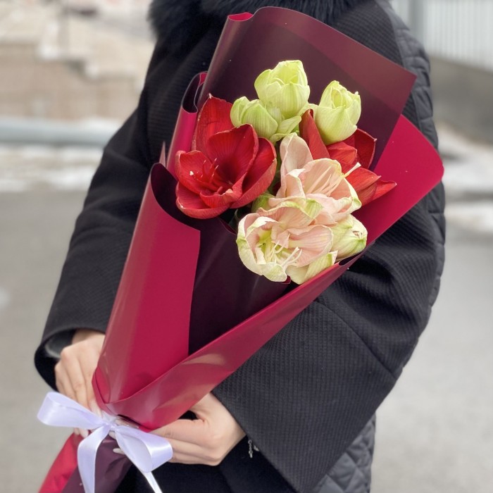 Букет из трёх амарилисов