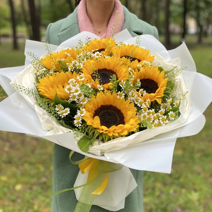 Букет подсолнухи и ромашки