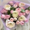 Букет из пионовидных роз и ранункулюсов