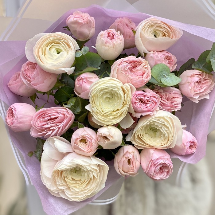 Букет из пионовидных роз и ранункулюсов