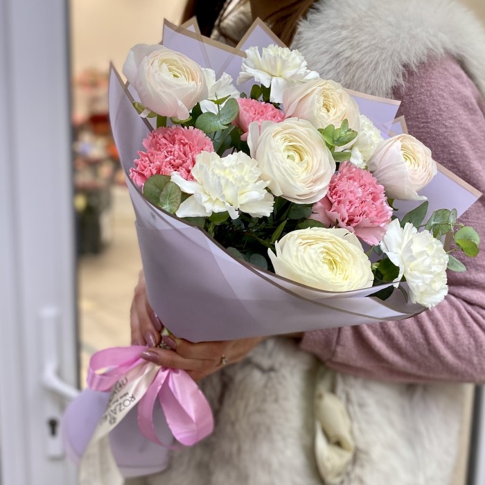 Сборный букет из ранункулюсов