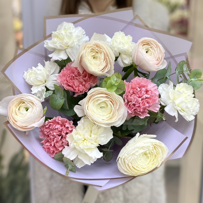 Сборный букет из ранункулюсов