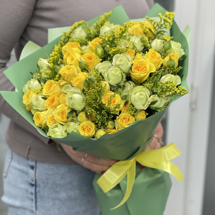 15 кустовых роз с солидаго