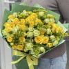 15 кустовых роз с солидаго