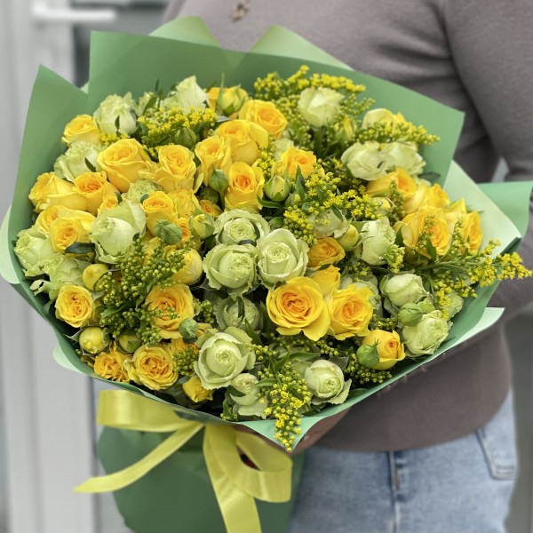 15 кустовых роз с солидаго