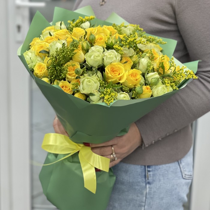 15 кустовых роз с солидаго