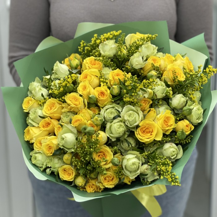 15 кустовых роз с солидаго