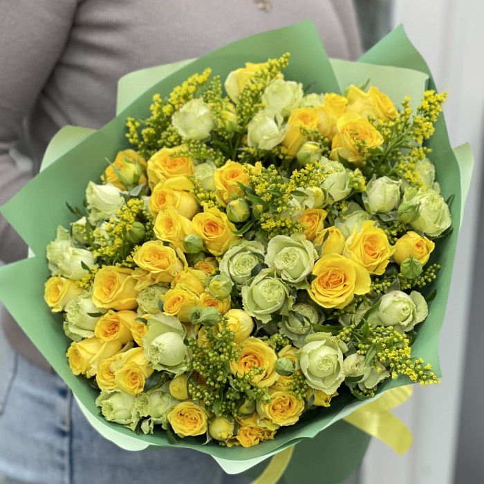 15 кустовых роз с солидаго