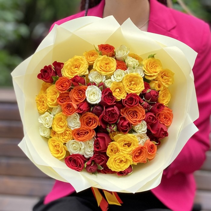 25 кустовых роз Яркий микс