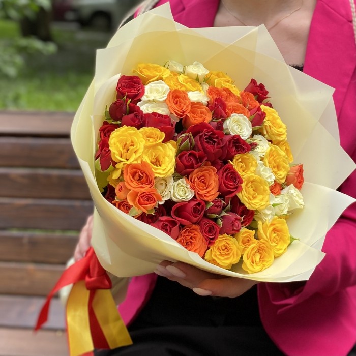 25 кустовых роз Яркий микс