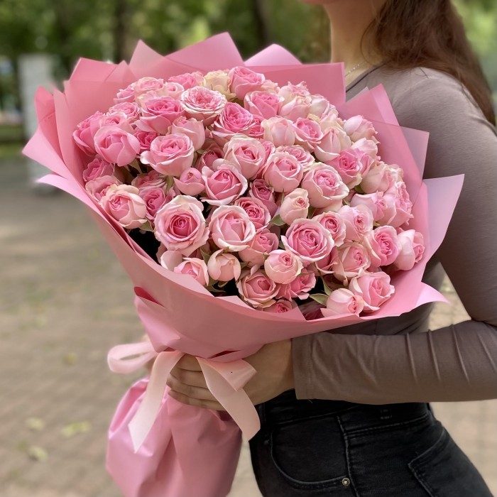 25 розовых кустовых роз 40м
