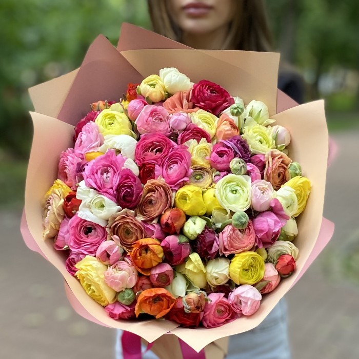 Букет ярких ранункулюсов