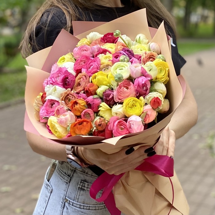 Букет ярких ранункулюсов