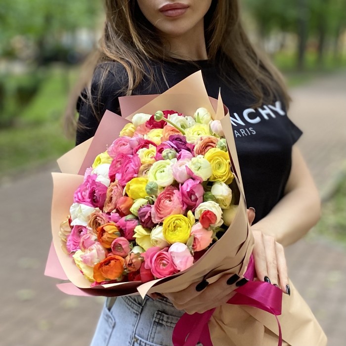 Букет ярких ранункулюсов