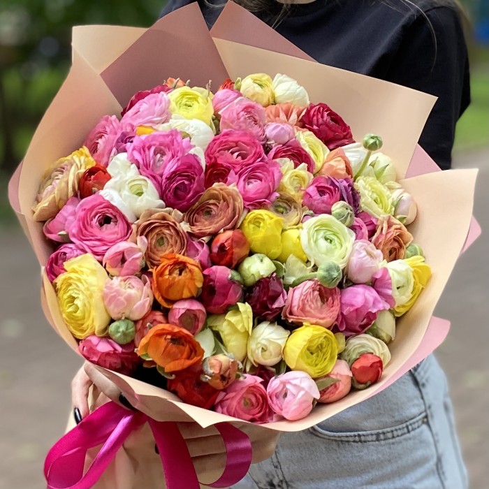 Букет ярких ранункулюсов