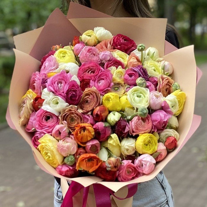 Букет ярких ранункулюсов