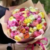 Букет ярких ранункулюсов
