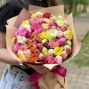Букет ярких ранункулюсов