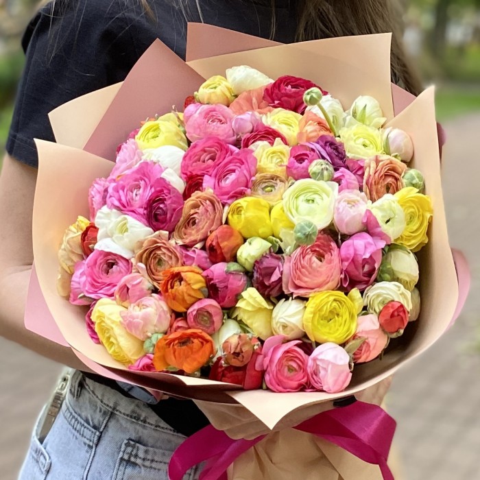 Букет ярких ранункулюсов