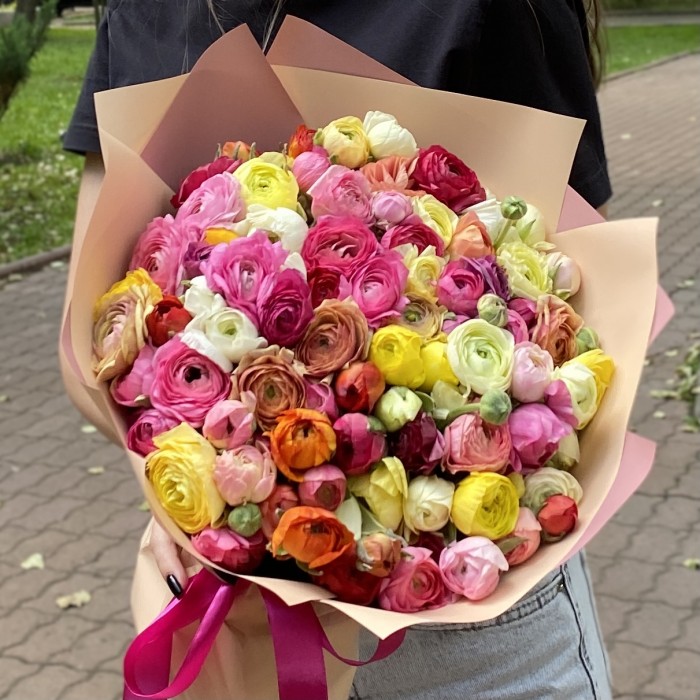 Букет ярких ранункулюсов