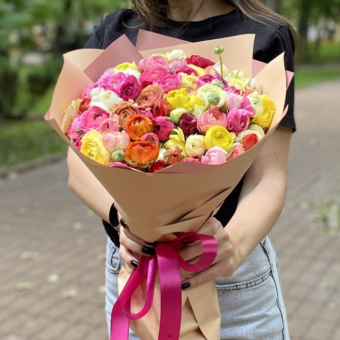 Букет ярких ранункулюсов