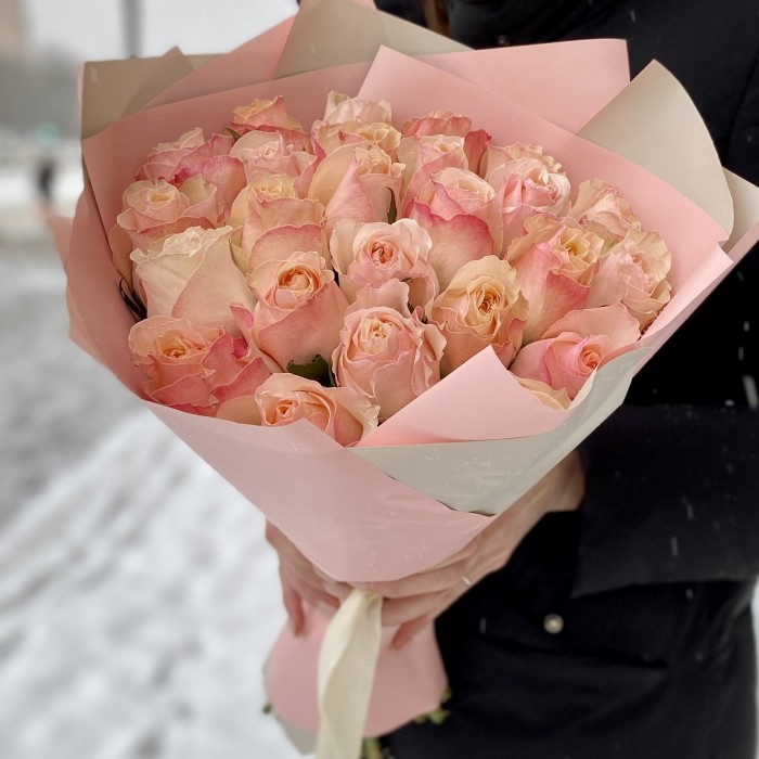25 пионовидных роз Виктория пич