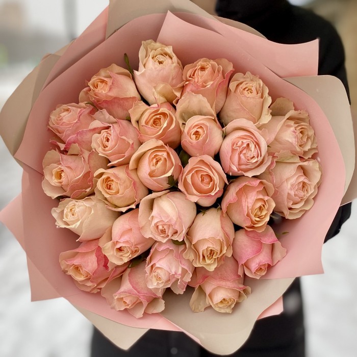 25 пионовидных роз Виктория пич