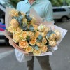 25 роз Пич Аваланж с эвкалиптом