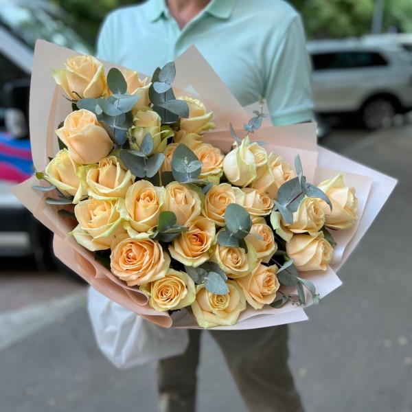 25 роз Пич Аваланж с эвкалиптом