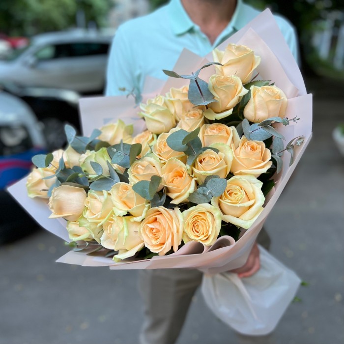 25 роз Пич Аваланж с эвкалиптом