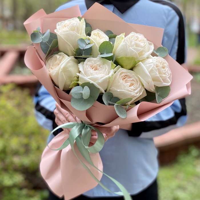 Букет 7 крупных белых пионовидных роз