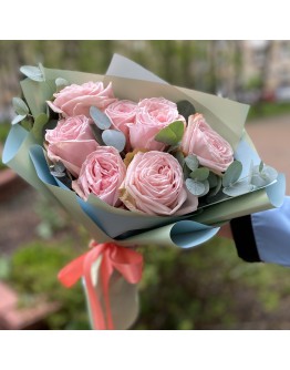 Букет из 7 крупных розовых пионовидных роз